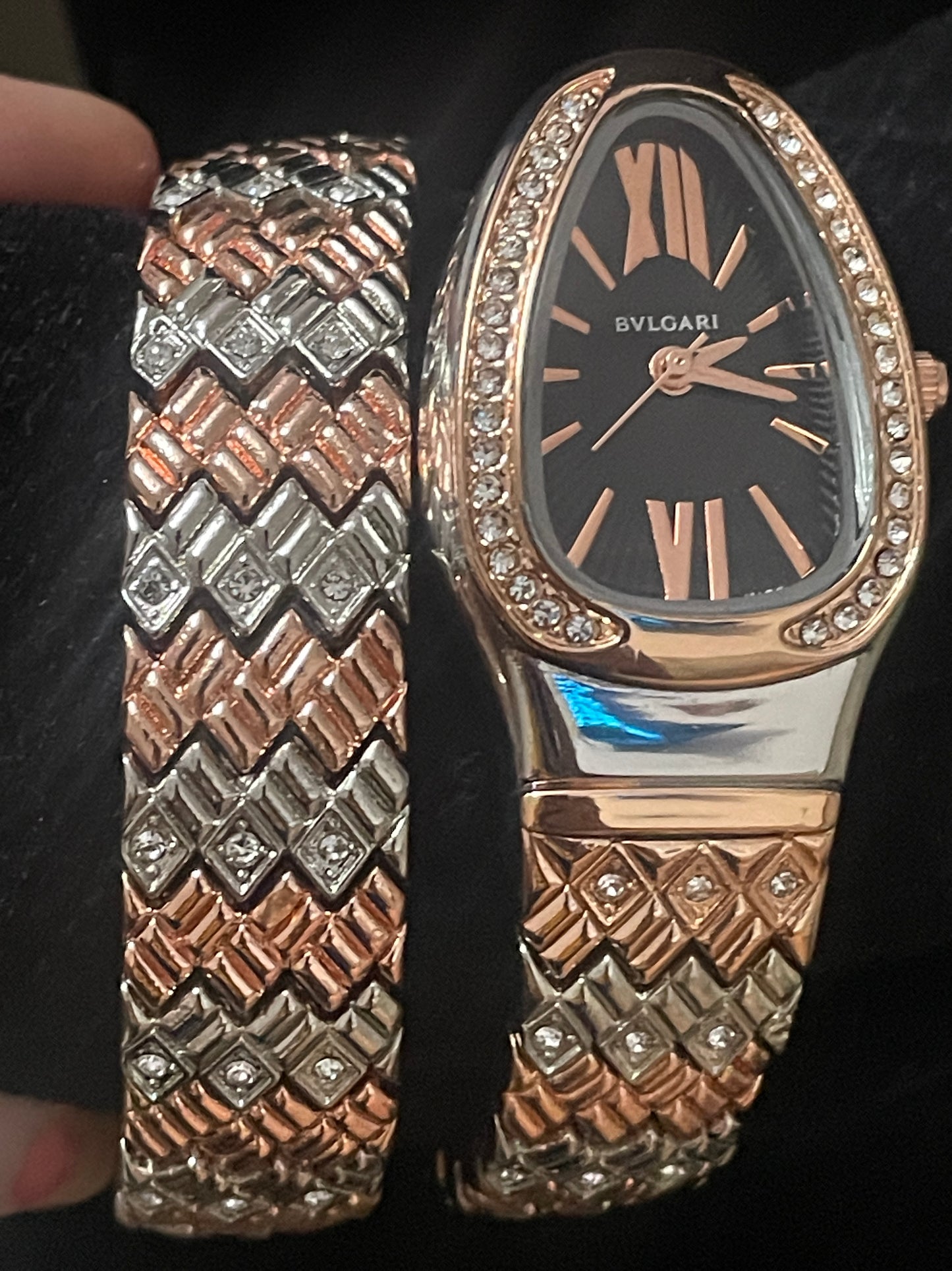 Luxurious Designer Women Watch - 𝐌𝐄𝐆𝐀 𝐒𝐀𝐋𝐄 ( 𝐋𝐈𝐌𝐈𝐓𝐄𝐃 𝐎𝐅𝐅𝐄𝐑)