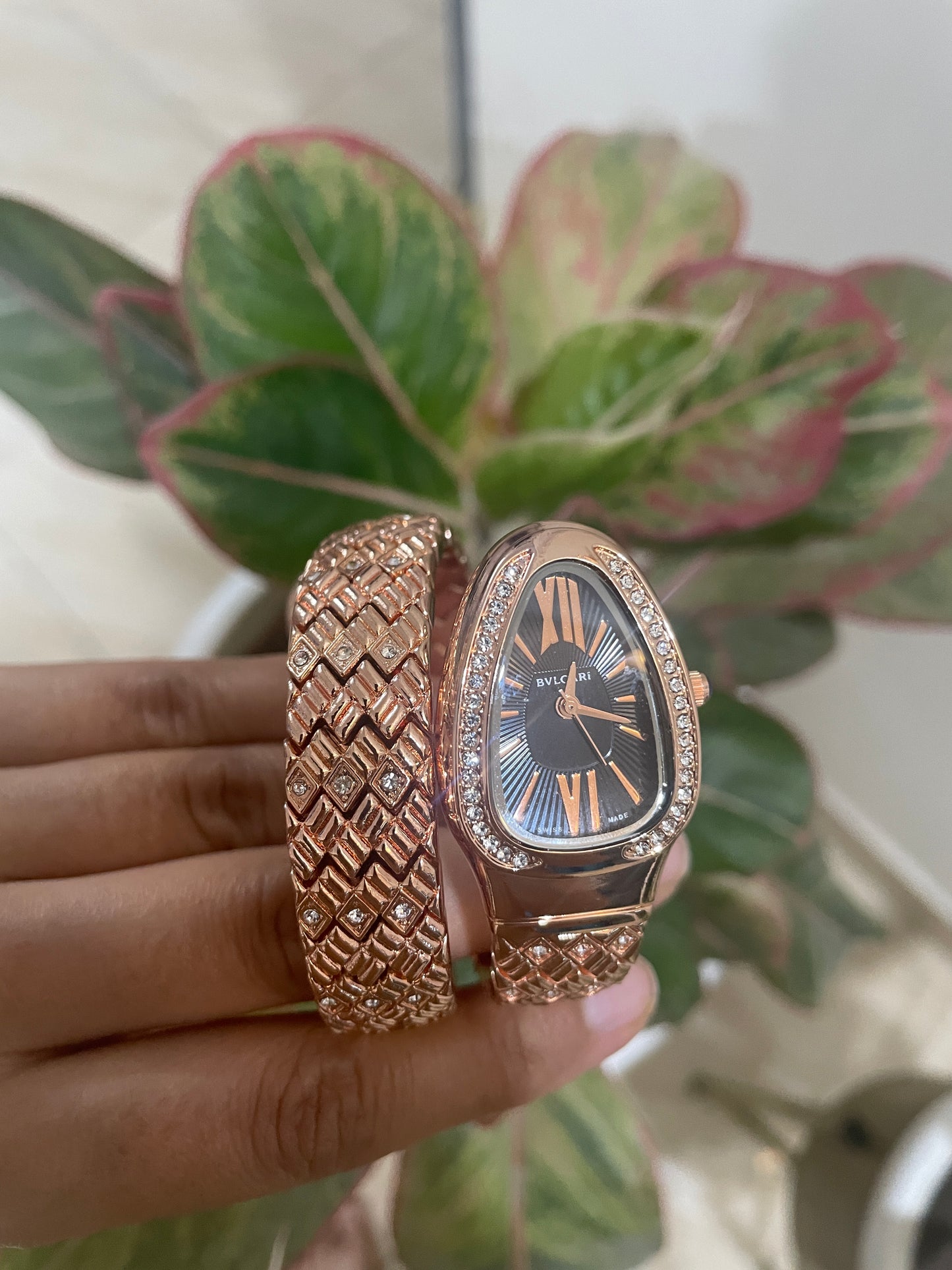 Luxurious Designer Women Watch - 𝐌𝐄𝐆𝐀 𝐒𝐀𝐋𝐄 ( 𝐋𝐈𝐌𝐈𝐓𝐄𝐃 𝐎𝐅𝐅𝐄𝐑)