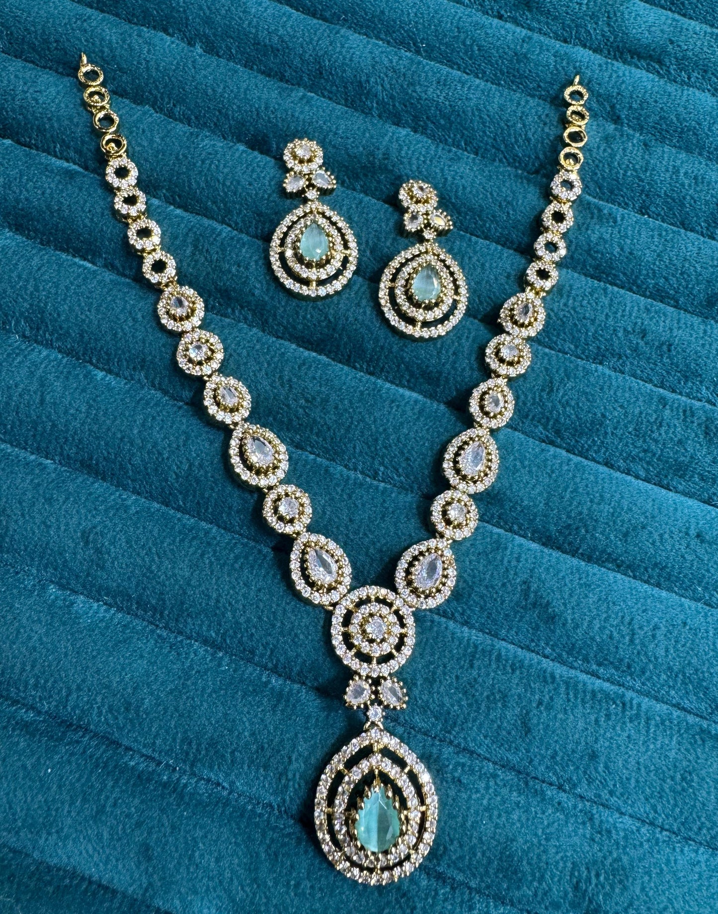 Veshakart Premium Handcrafted American Diamond Necklace Set With Chain