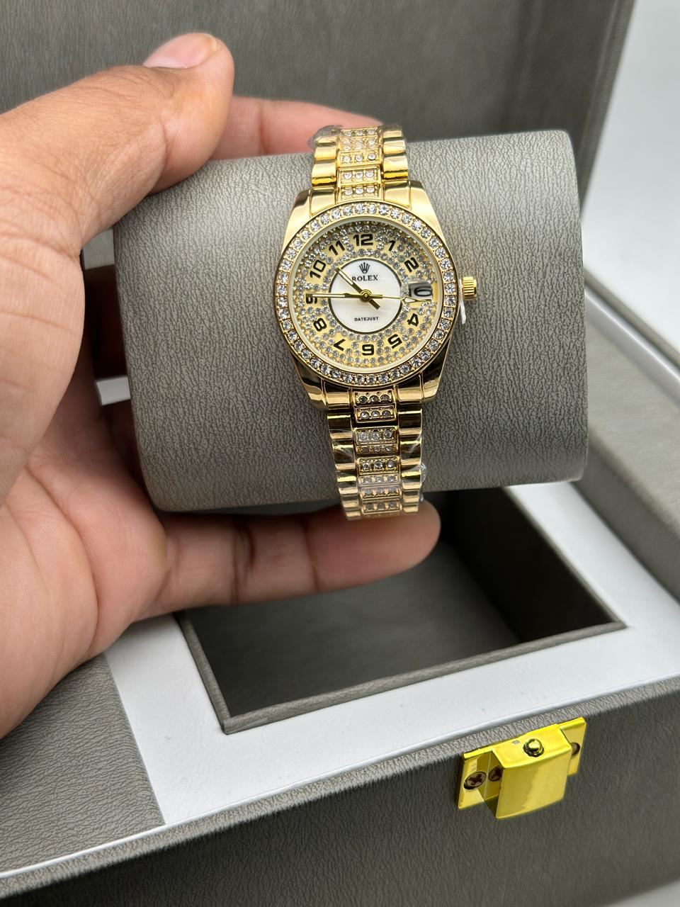 Luxurious Designer Women Watch -  𝐌𝐄𝐆𝐀 𝐒𝐀𝐋𝐄 ( 𝐋𝐈𝐌𝐈𝐓𝐄𝐃 𝐎𝐅𝐅𝐄𝐑)