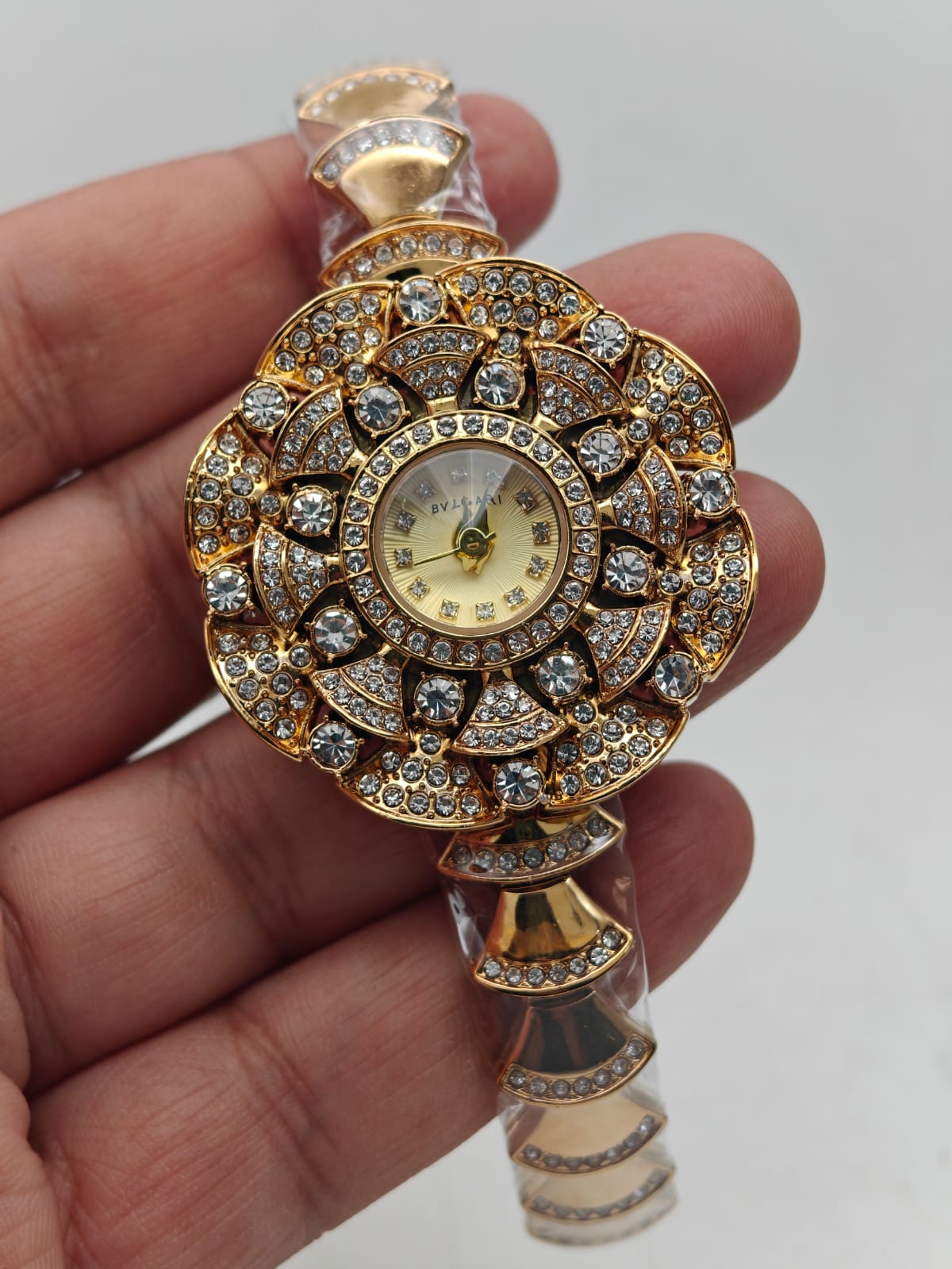 Luxurious Designer Women Watch - 𝐌𝐄𝐆𝐀 𝐒𝐀𝐋𝐄 ( 𝐋𝐈𝐌𝐈𝐓𝐄𝐃 𝐎𝐅𝐅𝐄𝐑) (New Collection)