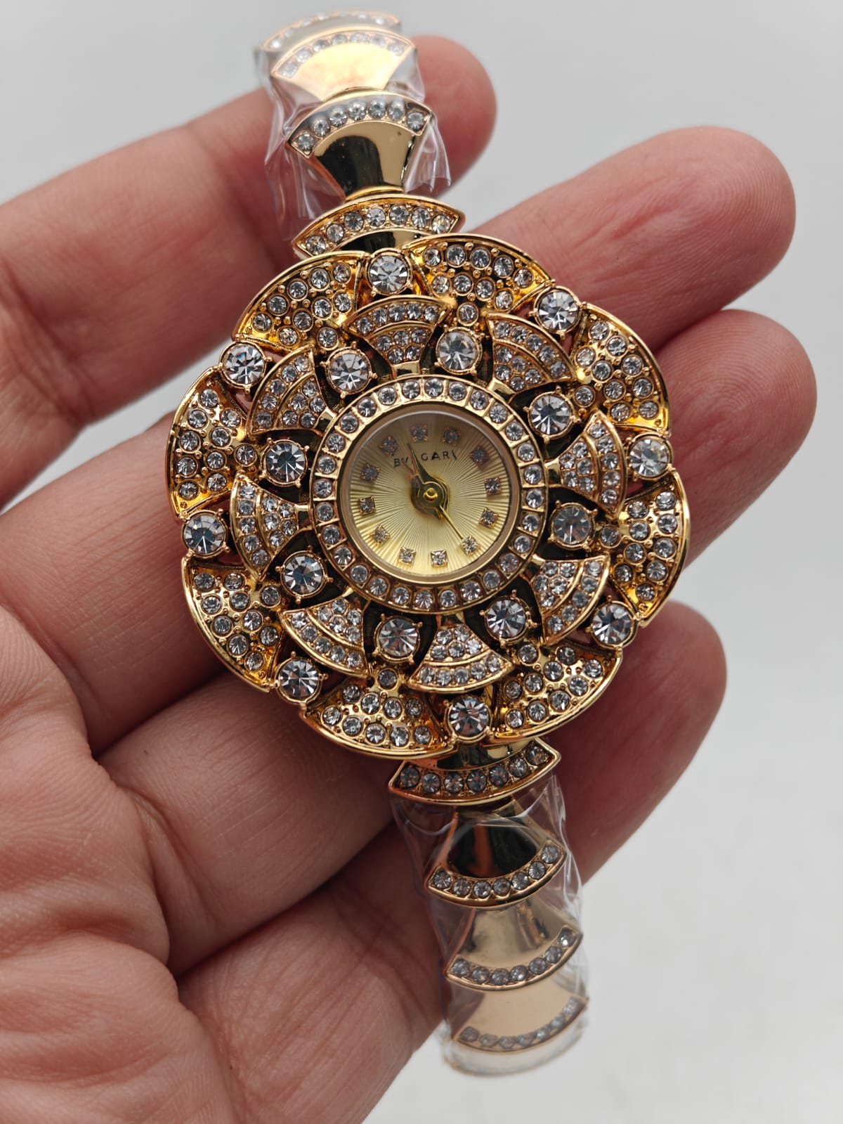 Luxurious Designer Women Watch - 𝐌𝐄𝐆𝐀 𝐒𝐀𝐋𝐄 ( 𝐋𝐈𝐌𝐈𝐓𝐄𝐃 𝐎𝐅𝐅𝐄𝐑) (New Collection)