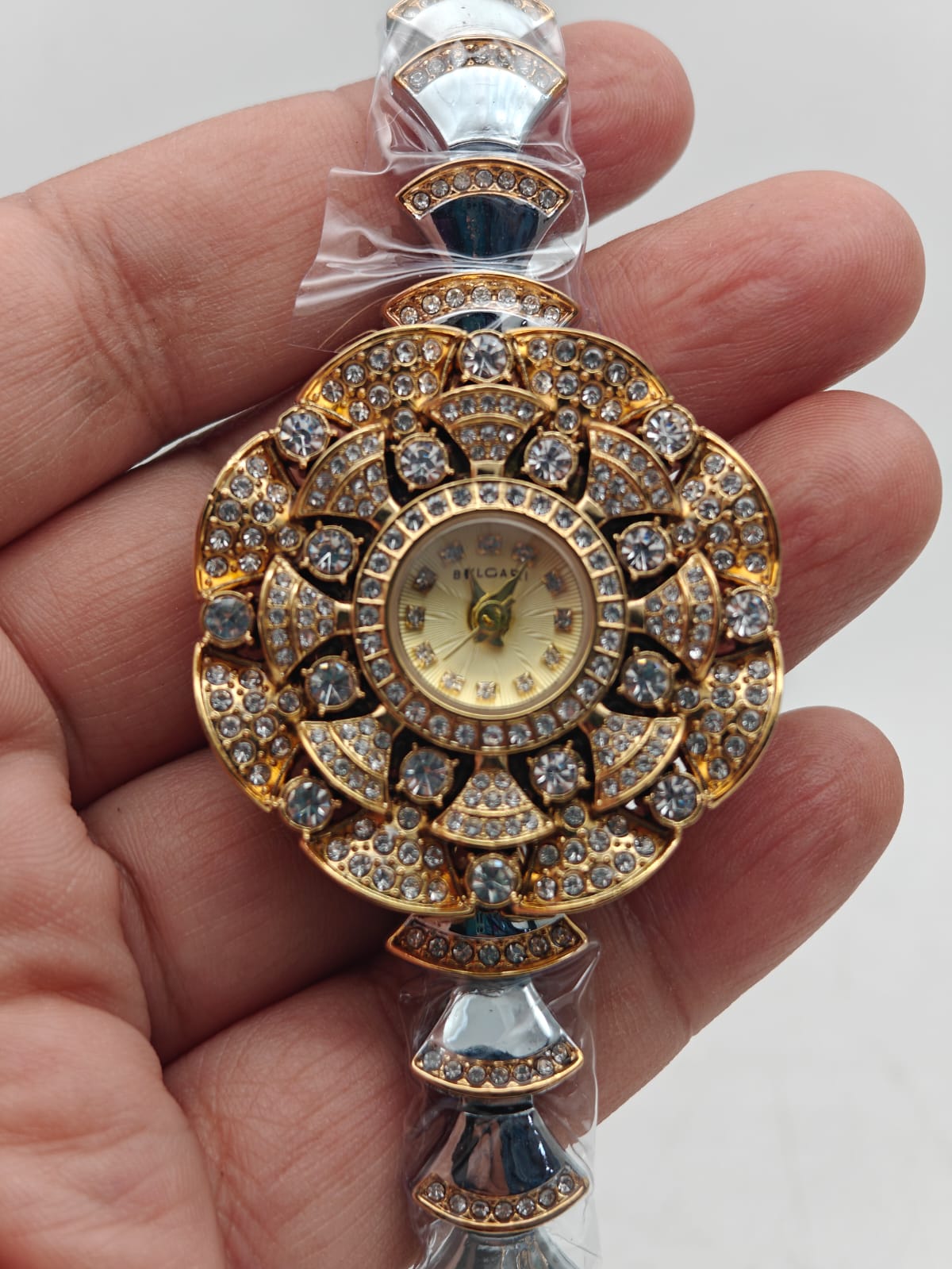 Luxurious Designer Women Watch - 𝐌𝐄𝐆𝐀 𝐒𝐀𝐋𝐄 ( 𝐋𝐈𝐌𝐈𝐓𝐄𝐃 𝐎𝐅𝐅𝐄𝐑) (New Collection)