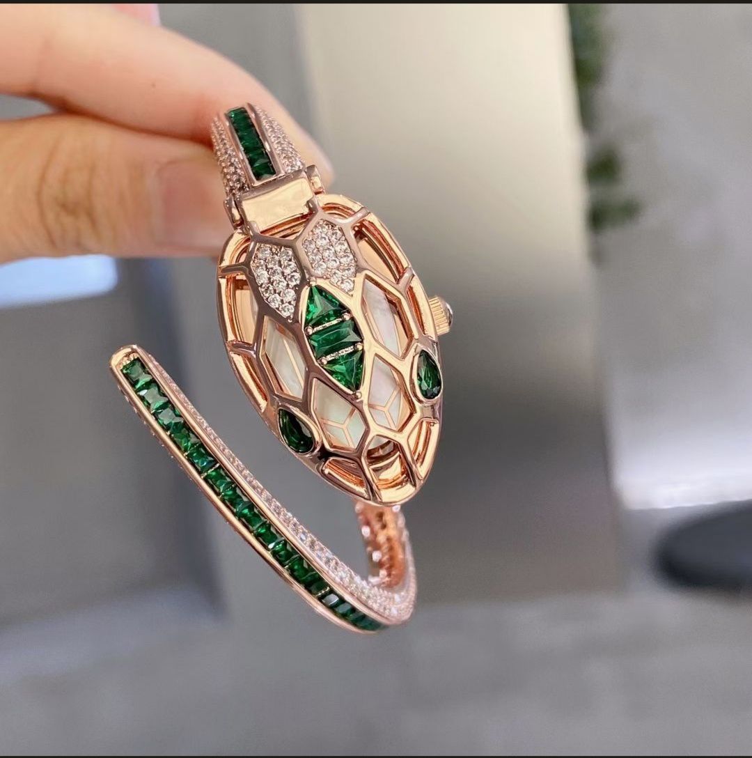 Luxurious Designer Women Watch -  𝐌𝐄𝐆𝐀 𝐒𝐀𝐋𝐄 ( 𝐋𝐈𝐌𝐈𝐓𝐄𝐃 𝐎𝐅𝐅𝐄𝐑)