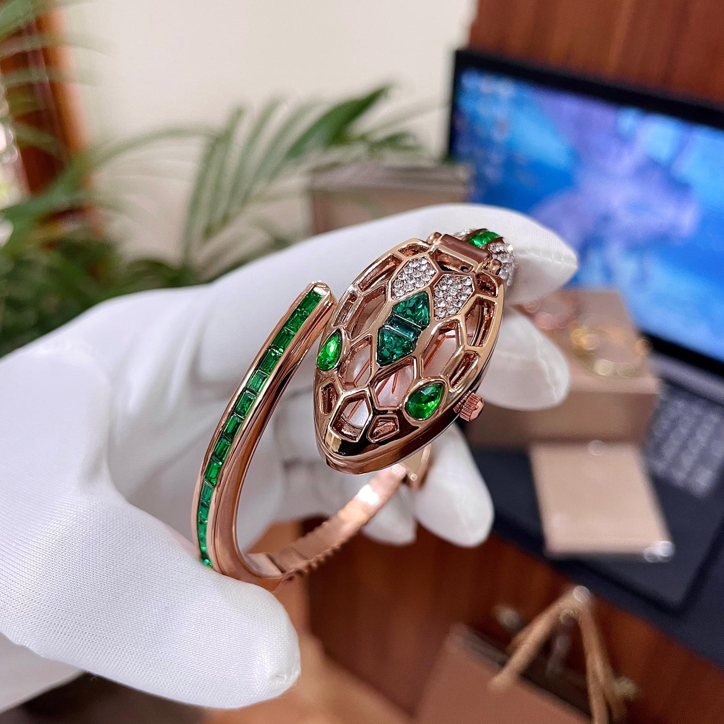 Luxurious Designer Women Watch -  𝐌𝐄𝐆𝐀 𝐒𝐀𝐋𝐄 ( 𝐋𝐈𝐌𝐈𝐓𝐄𝐃 𝐎𝐅𝐅𝐄𝐑)