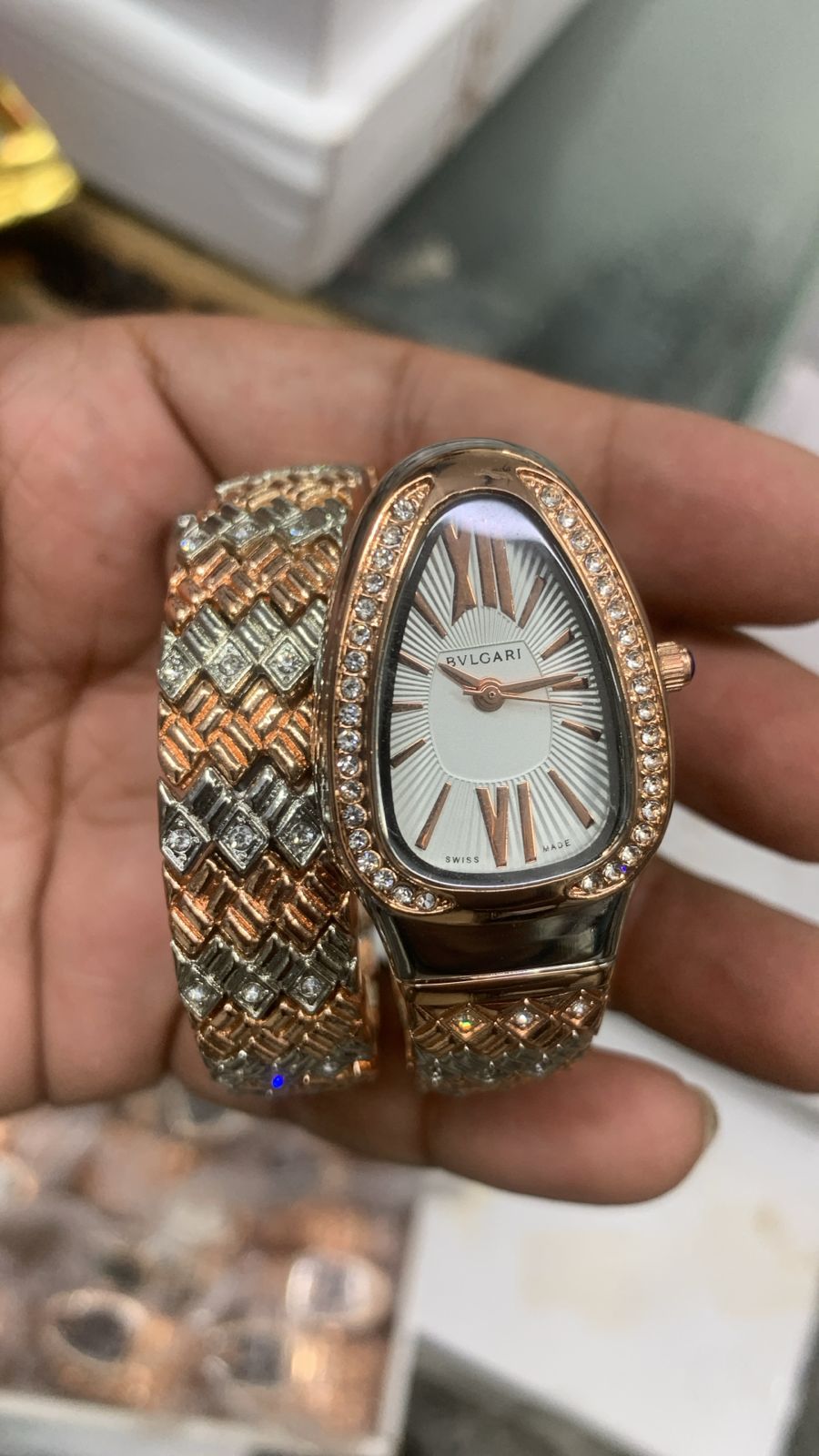 Luxurious Designer Women Watch - 𝐌𝐄𝐆𝐀 𝐒𝐀𝐋𝐄 ( 𝐋𝐈𝐌𝐈𝐓𝐄𝐃 𝐎𝐅𝐅𝐄𝐑)