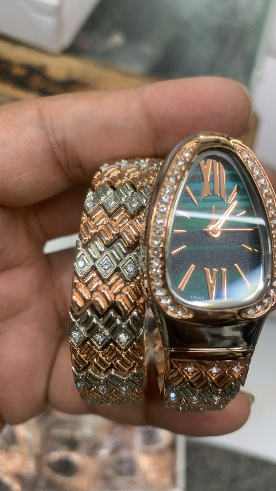 Luxurious Designer Women Watch - 𝐌𝐄𝐆𝐀 𝐒𝐀𝐋𝐄 ( 𝐋𝐈𝐌𝐈𝐓𝐄𝐃 𝐎𝐅𝐅𝐄𝐑)