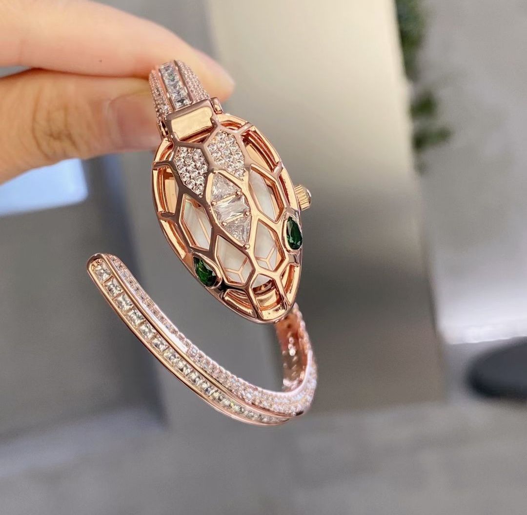 Luxurious Designer Women Watch -  𝐌𝐄𝐆𝐀 𝐒𝐀𝐋𝐄 ( 𝐋𝐈𝐌𝐈𝐓𝐄𝐃 𝐎𝐅𝐅𝐄𝐑)