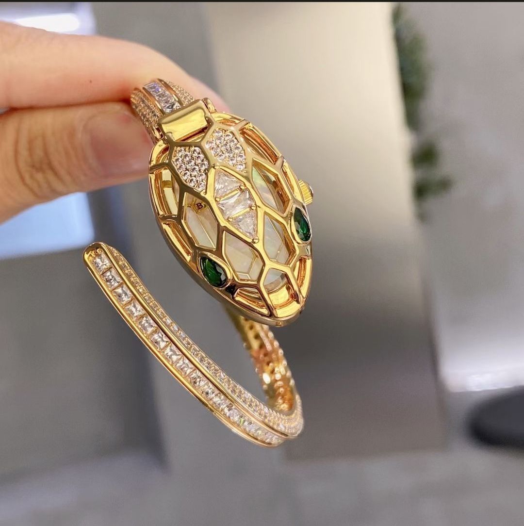 Luxurious Designer Women Watch -  𝐌𝐄𝐆𝐀 𝐒𝐀𝐋𝐄 ( 𝐋𝐈𝐌𝐈𝐓𝐄𝐃 𝐎𝐅𝐅𝐄𝐑)