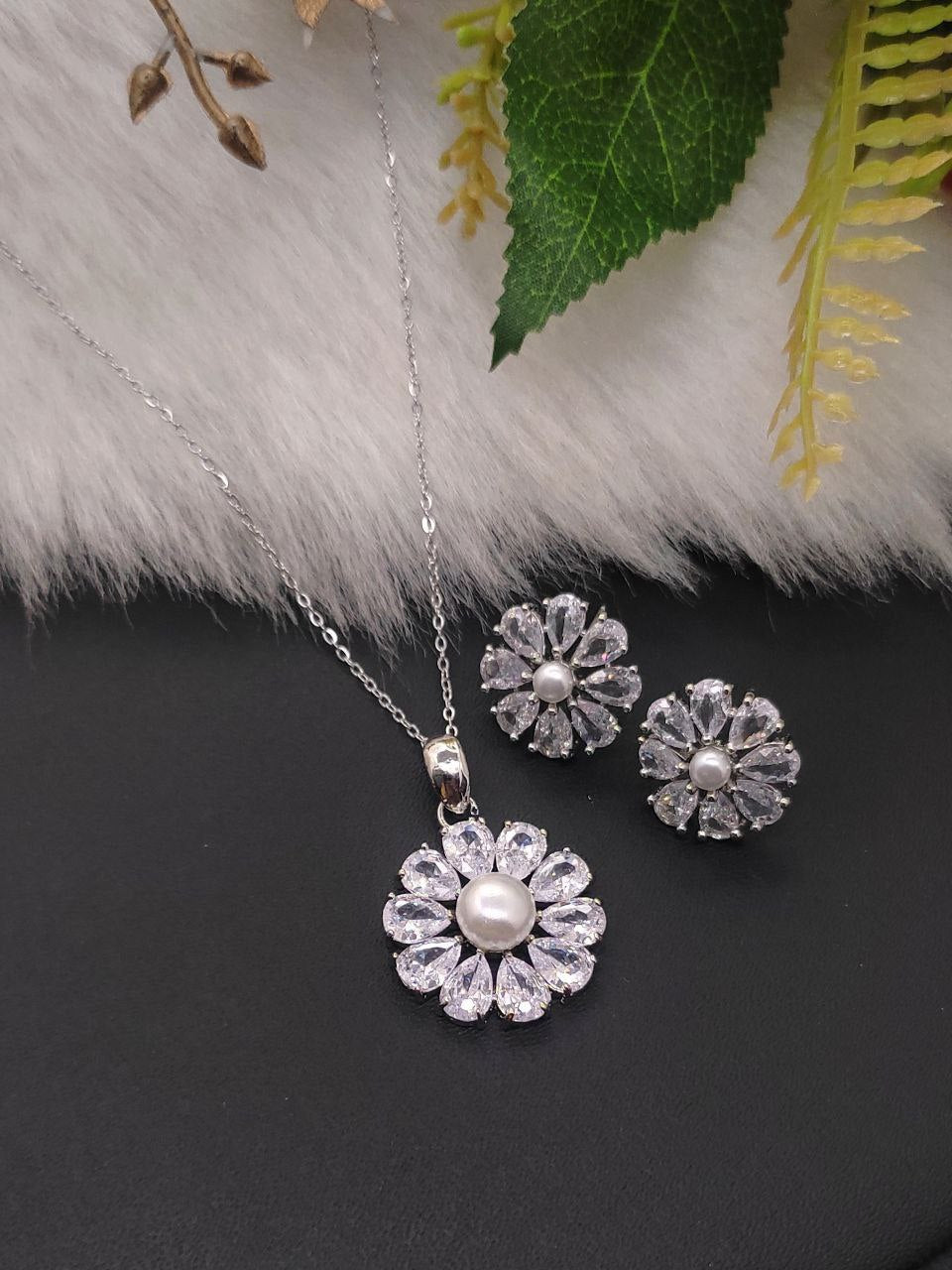 Premium quality pendant set