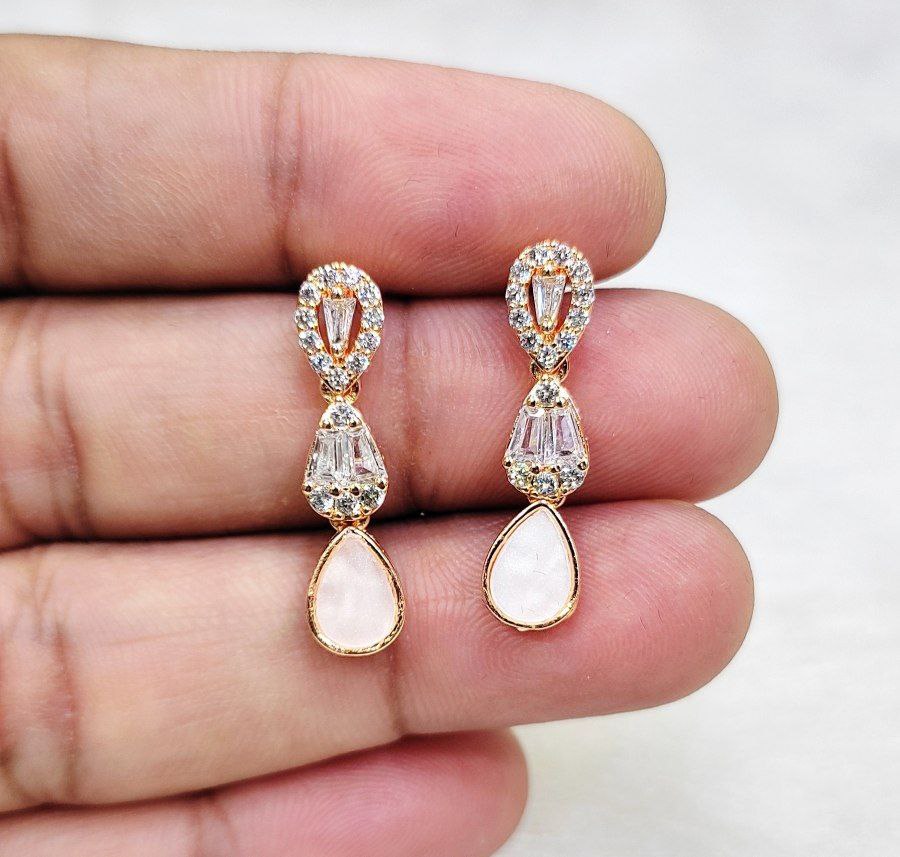 Veshakart Premium American Diamond earring with mother of pearl