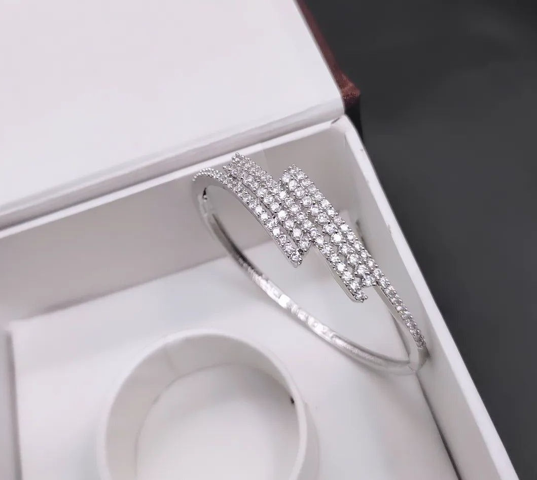 Veshakart Handcrafted Premium  American Diamond Bracelet